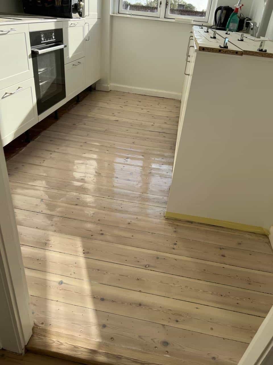 Få hjælp af professionelle til gulvafslibning og din istandsættelse, når du skal fraflytte